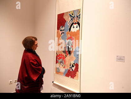 (191112) -- Tirana, 12 novembre 2019 (Xinhua) -- une femme visites une exposition pour marquer le 70e anniversaire de l'établissement de relations diplomatiques entre la Chine et l'Albanie au centre de l'ouverture et le dialogue (COD) du bureau du Premier Ministre de l'Albanie à Tirana, Albanie le 11 novembre 2019. L'exposition, organisée par le COD en coopération avec l'ambassade de Chine à l'Albanie, est intitulée "Au-delà des souvenirs. L'exposition a rassemblé une collection de timbres commémoratifs sur Chine émis par la poste albanaise de 1968 à 2009, ainsi que des œuvres traditionnelles chinoises de la ville de Nanjing. Banque D'Images