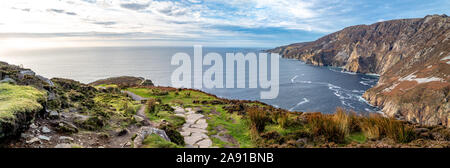 Les falaises de Slieve League sont parmi les plus hautes falaises maritimes d'Europe rising 1972 pieds au-dessus de l'océan Atlantique - comté de Donegal, Irlande. Banque D'Images