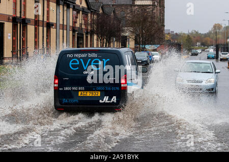 La scène à Townsend Street à Belfast après de fortes pluies de la nuit. PA Photo. Photo date : mardi 12 novembre 2019. De graves inondations ont fermé les routes en Irlande du Nord. La rivière Bann éclater ses rives près de la côte nord. Strand Road in Coleraine a été laissé sous l'eau. Le Met Office a émis un avertissement de temps violent jaune pour la pluie dans les comtés d'Antrim et vers le bas. Voir la pluie météo histoire PA. Crédit photo doit se lire : Liam McBurney/PA Wire Banque D'Images