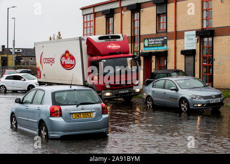 La scène à Townsend Street à Belfast après de fortes pluies de la nuit. PA Photo. Photo date : mardi 12 novembre 2019. De graves inondations ont fermé les routes en Irlande du Nord. La rivière Bann éclater ses rives près de la côte nord. Strand Road in Coleraine a été laissé sous l'eau. Le Met Office a émis un avertissement de temps violent jaune pour la pluie dans les comtés d'Antrim et vers le bas. Voir la pluie météo histoire PA. Crédit photo doit se lire : Liam McBurney/PA Wire Banque D'Images