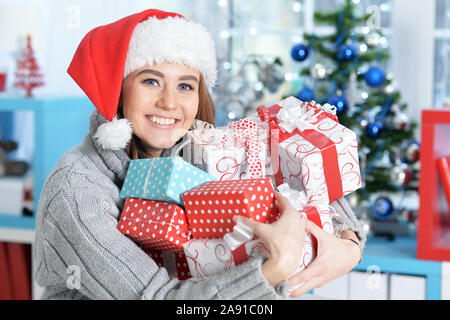 Portrait of smiling woman with Christmas gifts Banque D'Images