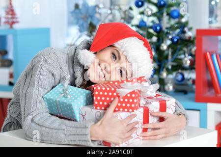 Portrait of smiling woman with Christmas gifts Banque D'Images