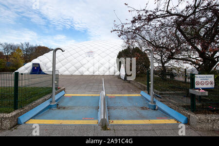 Berlin, Allemagne. 12 Nov, 2019. Le nouveau dôme de l'air dans le Kombibad Fliederweg en mariage. La cérémonie de mise à l'Allemagne de dôme d'air d'une surface de 60 x 68 mètres a eu lieu aujourd'hui. La toiture des deux piscines en plein air va ajouter 2072 mètres carrés d'eau pour les mois d'hiver. Crédit : Bernd von Jutrczenka/dpa/Alamy Live News Banque D'Images