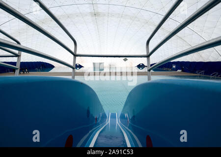 Berlin, Allemagne. 12 Nov, 2019. Le nouveau dôme de l'air s'étend sur les deux piscines de 50 mètres de la piscine de plein air dans la piscine en combinaison Seestraße Mariage. La cérémonie de mise à l'Allemagne de dôme d'air d'une surface de 60 x 68 mètres a eu lieu aujourd'hui. Le couplage des deux piscines en plein air va ajouter 2072 mètres carrés d'eau pour les mois d'hiver. Crédit : Bernd von Jutrczenka/dpa/Alamy Live News Banque D'Images