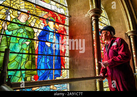 Restaurateur de verre tête Sam Kelly inspecte l'Angeli Laudantes et Angeli Ministrantes de vitraux à la cathédrale de Salisbury comme travail de restauration à nettoyer, conserver et restaurer les fenêtres, installé en 1879, est en cours. Banque D'Images