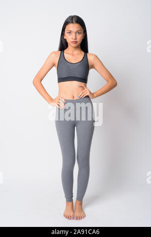 Full body shot of young Asian woman prêt pour salle de sport Banque D'Images