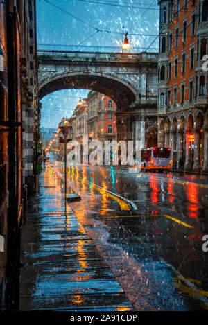 Belle photo HDR de Gênes street en septembre pluie avec des lampadaires et des feux de circulation en asphalte humide réfléchissant Banque D'Images