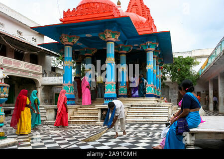 Pushkar, Rajasthan, Inde : un Dalit (intouchable) balaie la cour du temple dédiée au dieu Brahma Banque D'Images