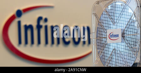 Neubiberg, Allemagne. 12 Nov, 2019. Le Infineon logo est apposé sur une galette dans l'exposition. La société a annoncé ses chiffres annuels sur 12.11.2019. Crédit : Peter Kneffel/dpa/Alamy Live News Banque D'Images