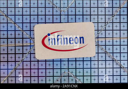 Neubiberg, Allemagne. 12 Nov, 2019. Le Infineon logo est apposé sur une galette dans l'exposition. La société a annoncé ses chiffres annuels sur 12.11.2019. Crédit : Peter Kneffel/dpa/Alamy Live News Banque D'Images