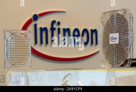 Neubiberg, Allemagne. 12 Nov, 2019. Le Infineon logo est apposé sur une galette dans l'exposition. La société a annoncé ses chiffres annuels sur 12.11.2019. Crédit : Peter Kneffel/dpa/Alamy Live News Banque D'Images