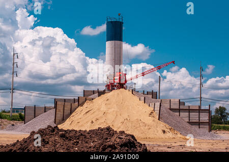 Silo à béton, mortier, équipements de construction du site, la pierre et le sable pour la construction de mélange Banque D'Images