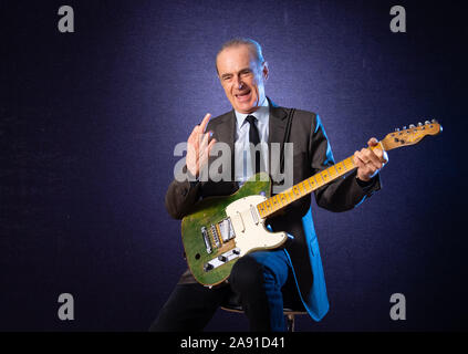 Francis Rossi de status quo pose avec sa guitare Fender Telecaster verte lors d'un photocall à Bonham's Auction House, Londres. La guitare de Rossi est estimée à 100 000 € à 150 000 € dans le cadre de la vente Bonhams' souvenirs de divertissement. PA Photo. Photo date : mardi 12 novembre 2019. Voir PA story Vente Bonhams. Crédit photo doit se lire : Dominic Lipinski/PA Wire Banque D'Images