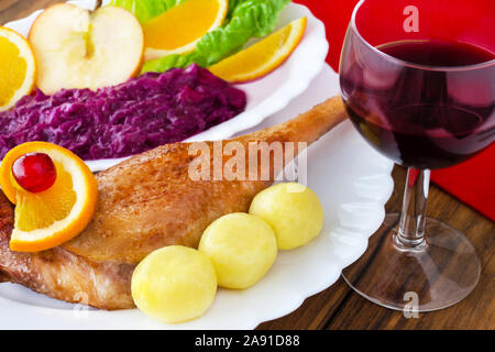 L'oie rôtie avec du chou rouge et vin rouge Banque D'Images