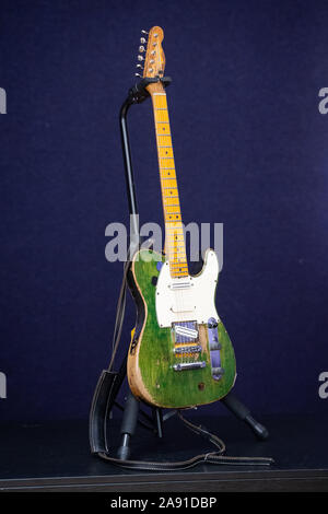 Vue générale de Francis Rossi de Status Quo's green Fender Telecaster guitare, qui est estimée à 100 000 € à 150 000 € dans le cadre de la vente Bonhams' souvenirs de divertissement. PA Photo. Photo date : mardi 12 novembre 2019. Voir PA story Vente Bonhams. Crédit photo doit se lire : Dominic Lipinski/PA Wire Banque D'Images