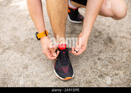 L'homme n'est attacher ses lacets. Libre de tourner Banque D'Images