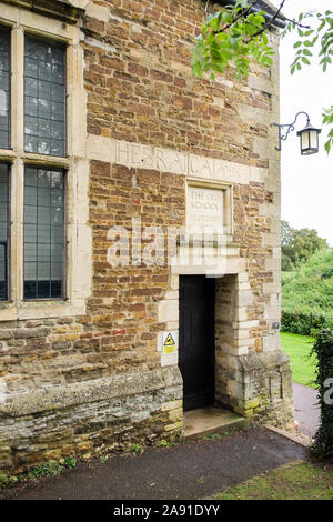 Le signe et l'inscription au-dessus de la porte de l'ancien bâtiment de pierre de l'école vers 1584 a été restauré en 1994. Oakham, Rutland, Angleterre, Royaume-Uni, Grande-Bretagne Banque D'Images