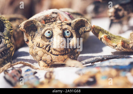 Gomel, Bélarus - 30 juillet 2017 : Un beau souvenir en céramique sur le comptoir d'une boutique touristique Banque D'Images