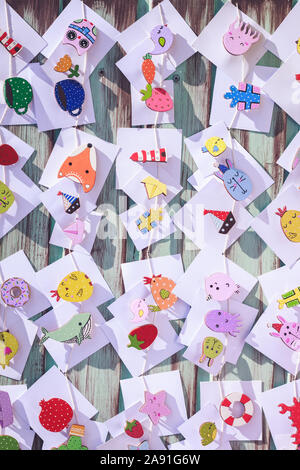 Gomel, Bélarus - 30 juillet 2017 : Souvenirs aimants sur afficher dans les magasins touristiques Banque D'Images