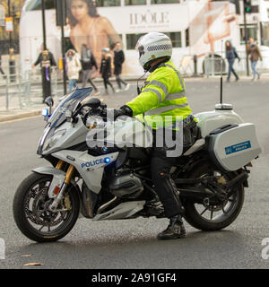 Vu la police en moto sur la place du Parlement, Londres, Angleterre, Royaume-Uni. Banque D'Images