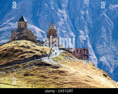 Monastère sainte trinité Gergeti, Géorgie. Dramatcially située dans les hautes montagnes du Caucase, près de la route militaire géorgienne Banque D'Images