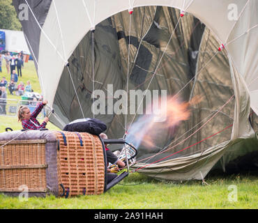 La préparation à l'ascension de masse de montgolfières du site de lancement à Ashton Court Estate pour le Bristol Balloon Fiesta 2019 Banque D'Images