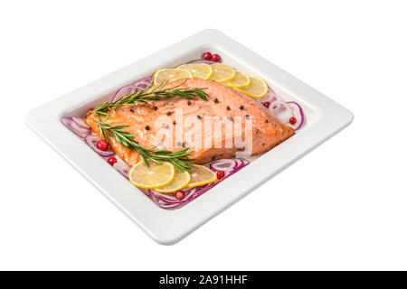 Filet de saumon au romarin, l'oignon et de citron dans une assiette pour le dîner de Noël isolé sur fond blanc. close up. alimentation saine alimentation Banque D'Images
