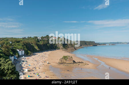 L'été vues sur la plage et le port de North Beach, Tenby, Pembrokeshire, Pays de Galles. Banque D'Images