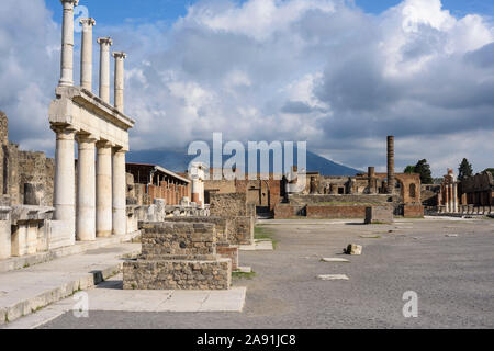 Pompéi. L'Italie. Site archéologique de Pompéi. Vue du Forum Civil (Foro Civile), vers le Capitole, avec le Vésuve en arrière-plan. O Banque D'Images