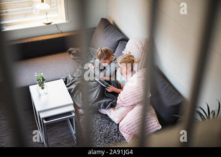 Sisters sitting on sofa Banque D'Images