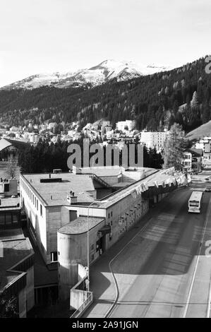 Le Centre de congrès de Davos, ville la plus haute d'Europe dans les Alpes Suisses Banque D'Images