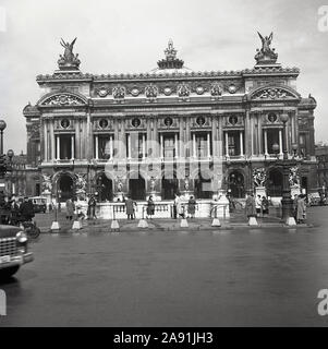 Années 1950, photo historique de J. Allan Cash montrant l'extérieur du Palais Garnier, Opéra National de Paris (Opéra) Paris, France, construit dans le style architectural de renaissance baroque de l'empereur Napoléon III Banque D'Images