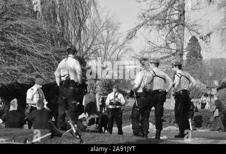 La police est de contrôler les jeunes un t lake Zuerich principalement pour l'abus de drogues Marihuanna Banque D'Images