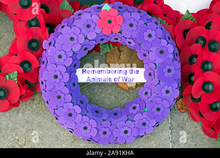 Une couronne de coquelicots pourpre commémorant les animaux qui sont morts à la guerre fixées sur le monument aux morts à Weston-super-Mare, Royaume-Uni Le Dimanche du souvenir 2019. Banque D'Images