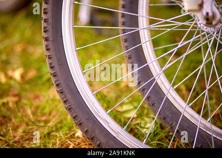 Roue de vélo. Closeup détail de l'arrière roue de bicyclette - rayons. Banque D'Images