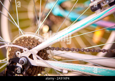 Roue de vélo. Closeup détail de l'arrière roue de bicyclette - rayons. Banque D'Images