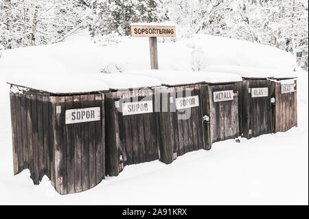 Des bacs de recyclage à l'hiver Banque D'Images