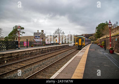 Un train s'élève à dent Gare, Cowgill, South Lakeland district de Cumbria, le plus haut au-dessus du niveau de la mer en Angleterre à 1150 pieds Banque D'Images