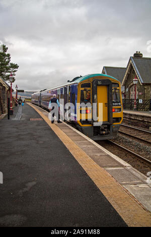 Un train s'élève à dent Gare, Cowgill, South Lakeland district de Cumbria, le plus haut au-dessus du niveau de la mer en Angleterre à 1150 pieds Banque D'Images