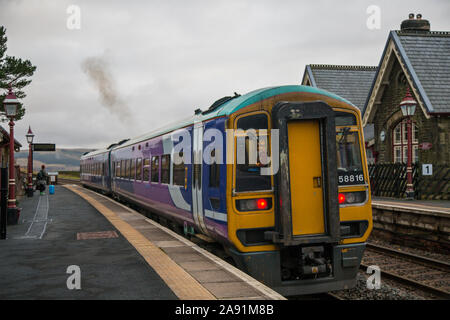 Un train s'élève à dent Gare, Cowgill, South Lakeland district de Cumbria, le plus haut au-dessus du niveau de la mer en Angleterre à 1150 pieds Banque D'Images
