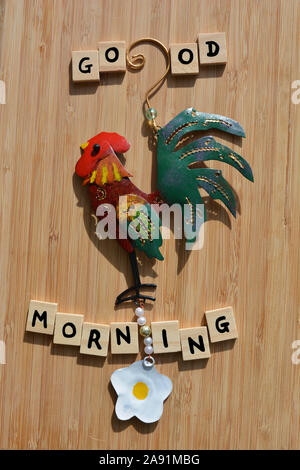 Bon matin en 3D avec des lettres de l'alphabet en bois peint à la main, en Métal Décoration coq sur un fond de bois de bambou Banque D'Images