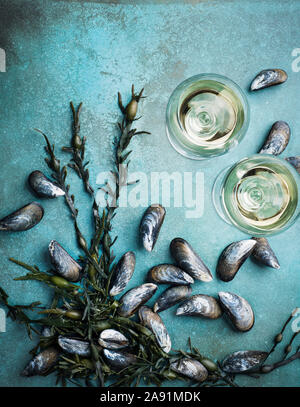 Wineglasses et des moules crues Banque D'Images