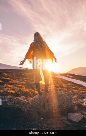 Femme au coucher du soleil Banque D'Images