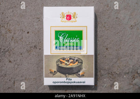 Foz do Iguaçu, Brésil - Circa Octobre 2019 : la marque de cigarette paraguayenne 'Classic', marque populaire vendus illégalement au Brésil - IRG phrase d'avertissement Banque D'Images