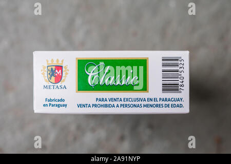 Foz do Iguaçu, Brésil - Circa Octobre 2019 : 'Classic' cigarette paraguayen - sur l'emballage il dit que c'est exclusif pour vendre au Paraguay, mais c'est s Banque D'Images