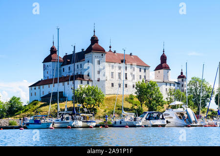 La Voile Bateaux amarrés près de Lacko Slott, Kallandso island, le lac Vanern, Suède Banque D'Images