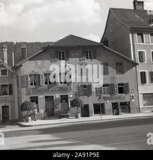 Années 1950, historiques, l'extérieur de la Brasserie de la Place, St Imier (Suisse). Banque D'Images