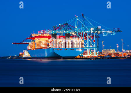 Navire au port de chargement Banque D'Images