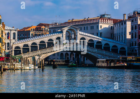 Célèbre pont du Rialto sur le grand canal à Venise Italie. brillant dans le soleil entre le vieux palais vénitiens au bord du canal. Banque D'Images