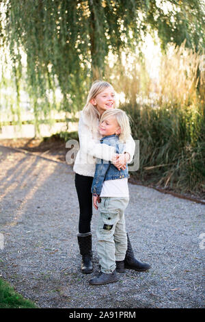 Frère et sœur hugging Banque D'Images